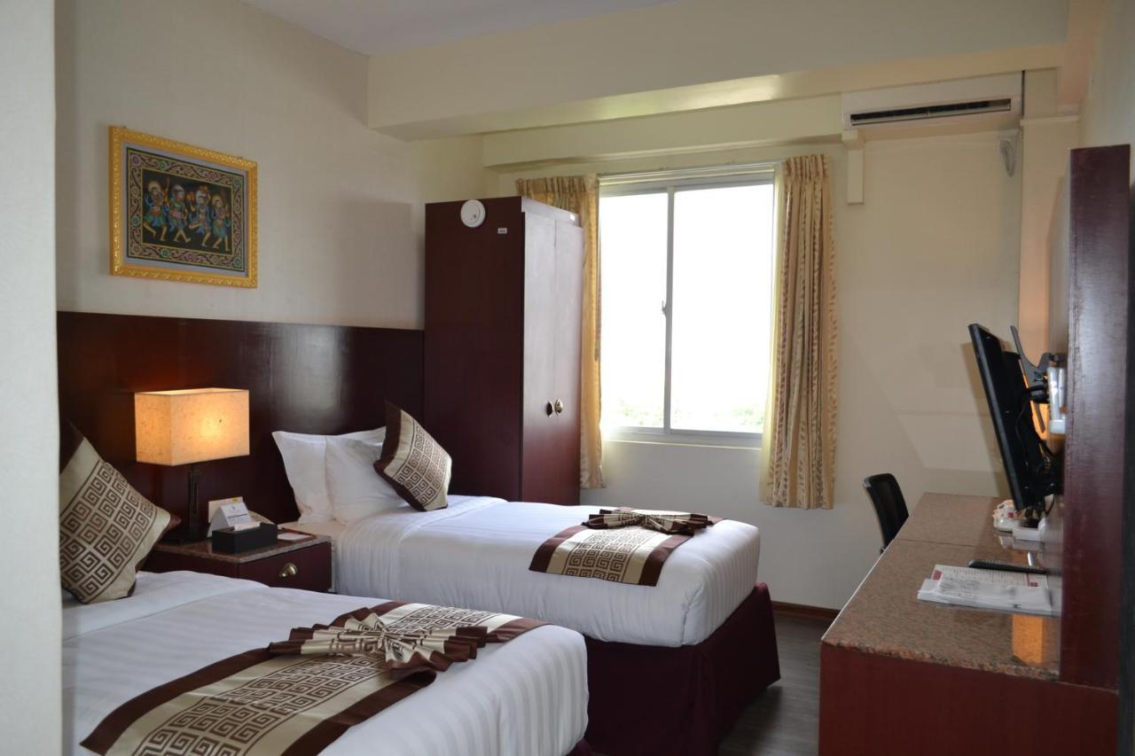 Hotel Broadway Yangon Exterior foto