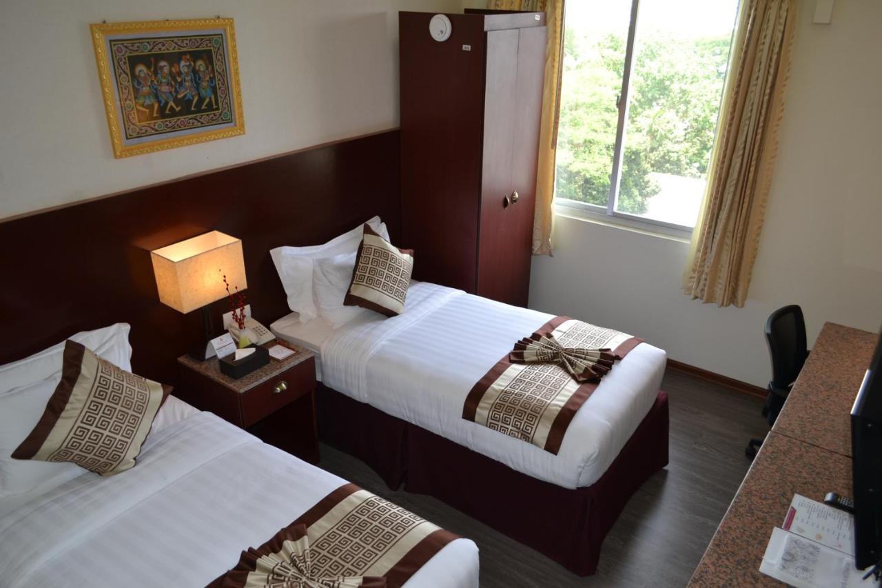 Hotel Broadway Yangon Exterior foto
